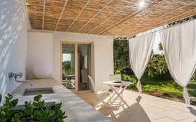 gemütliche Terrasse bei einer landestypischen Unterkunft